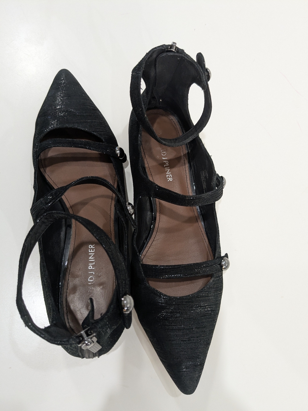 Donald J. Pliner women’s pointed-toe flats in size 7.5 M.